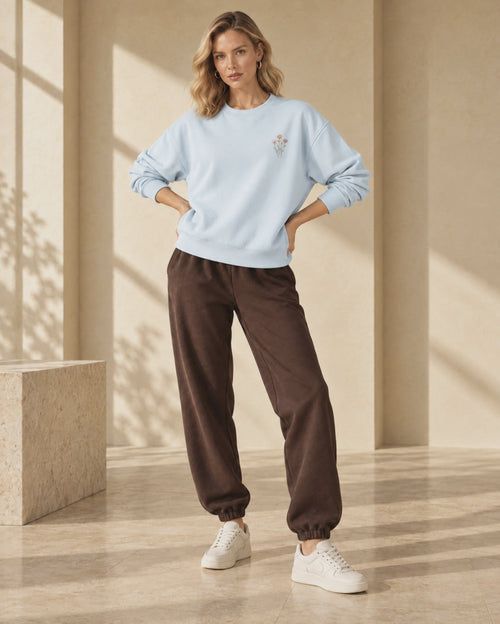 Bluza Lora — Błękit — modelka idzie do przodu, obraca się i uśmiecha. Wizualizacja AI, 10 sekund, bez dźwięku.